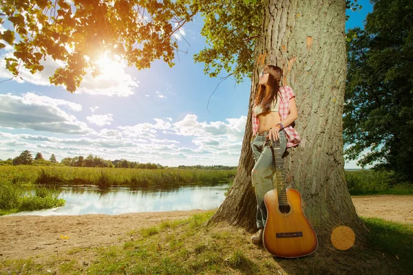 Meisje met gitaar — Stockfoto