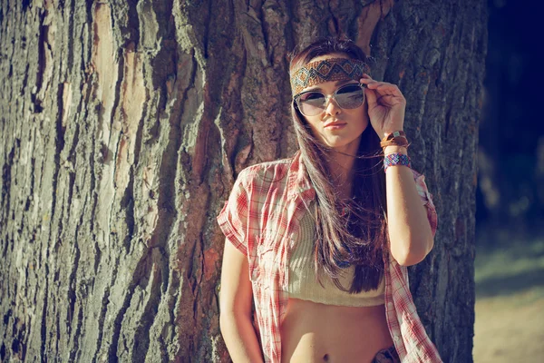 Hippie-Mädchen in der Nähe von Baum — Stockfoto