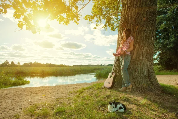 Hippie dívka s kytarou — Stock fotografie