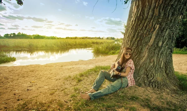 Hippie dívka s kytarou — Stock fotografie