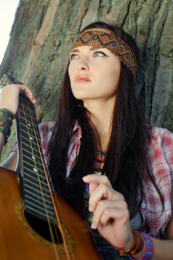 hippi kız gitar ile