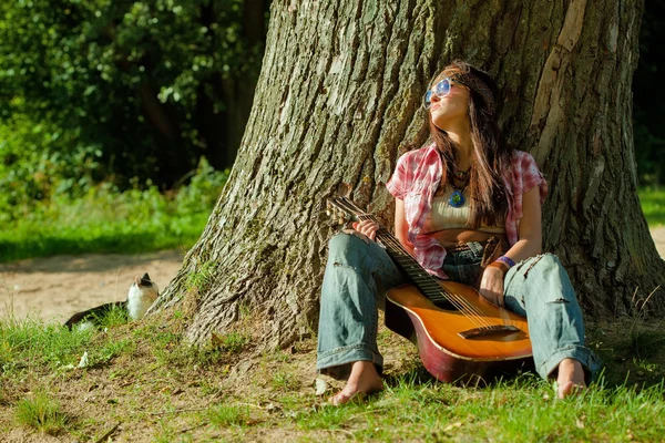 Хиппи девушка с гитарой — стоковое фото