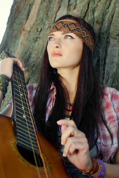 Hippie flicka med gitarr — Stockfoto