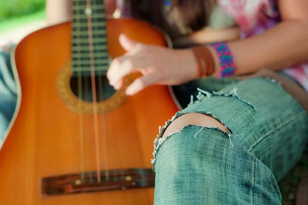 Hippie ragazza con chitarra — Foto Stock