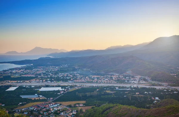 Sunset behind mountains — Stock Photo, Image