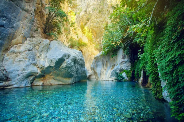 Schöner türkisfarbener See — Stockfoto