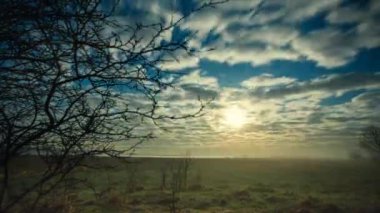 Dolunay ve bulutlar.