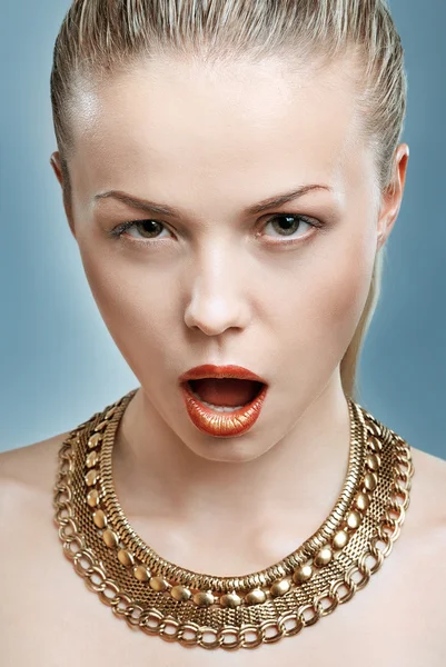 Beautiful woman wearing golden jewelry. — Stockfoto