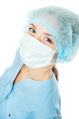 Doktor ameliyat maskesi ile