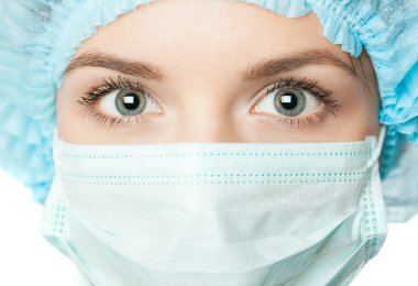 Doktor ameliyat maskesi ile