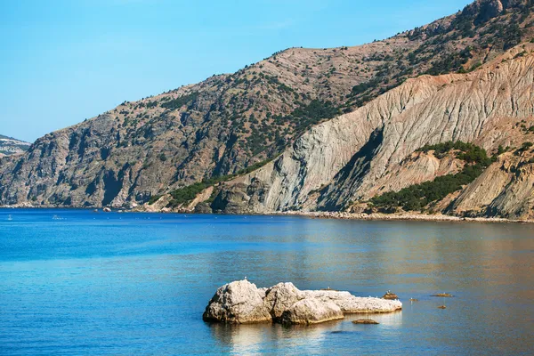 Cliffs and coastline — Stock Photo, Image