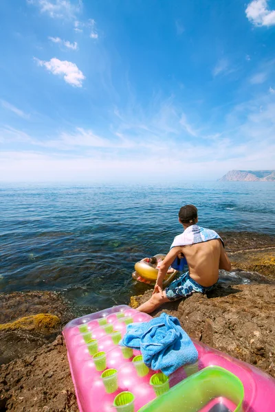 People rest near the sea — Stock Photo, Image