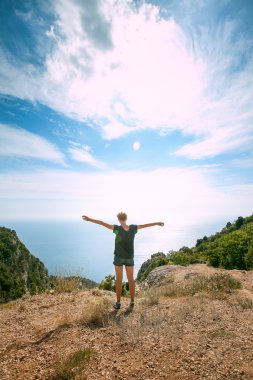 Dağın tepesinde duran kadın