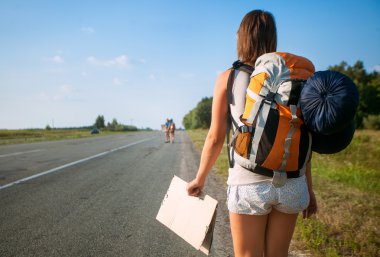 Genç turizm bir yolda otostop