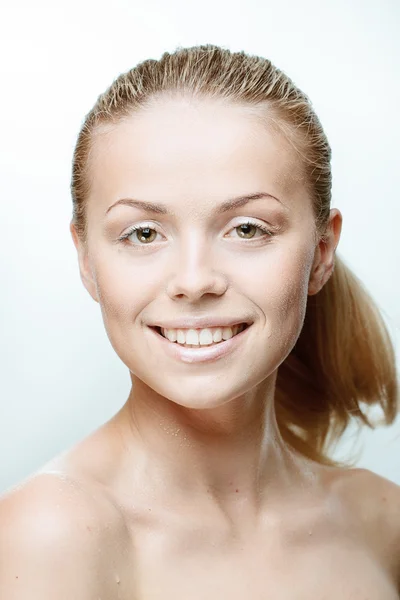 Adolescente menina beleza rosto feliz sorrindo — Fotografia de Stock