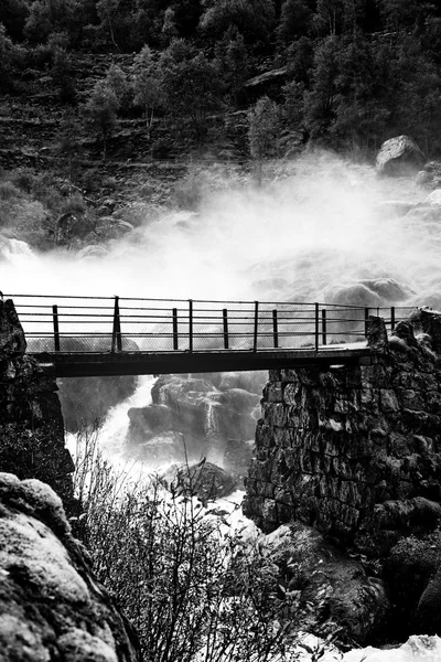 Puente sobre cascada —  Fotos de Stock