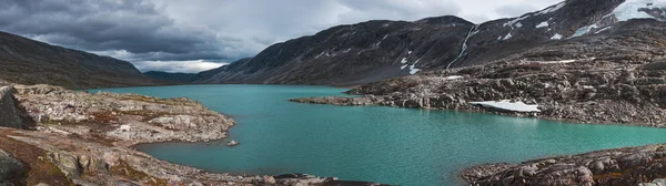 Montanhas e lago panorama — Fotografia de Stock