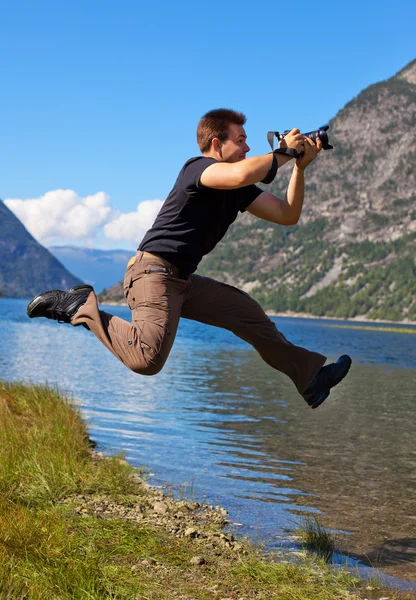 Joven fotógrafo rodaje — Foto de Stock