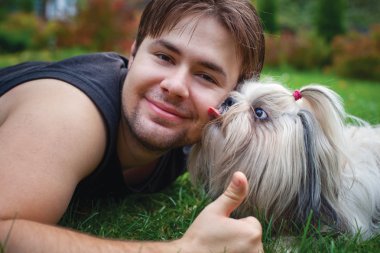 genç adam ve shih tzu