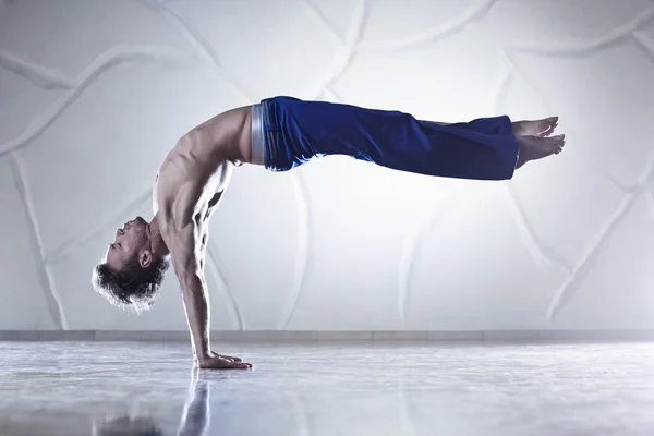 Jovem homem esportes exercícios — Fotografia de Stock