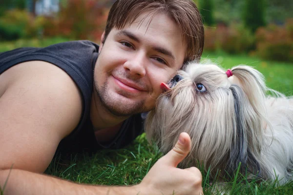 Young man and shih tzu — Stock Photo, Image