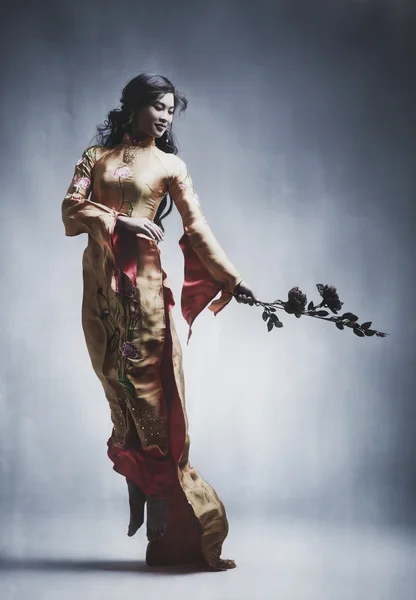 Ung elegant asiatisk kvinna — Stockfoto