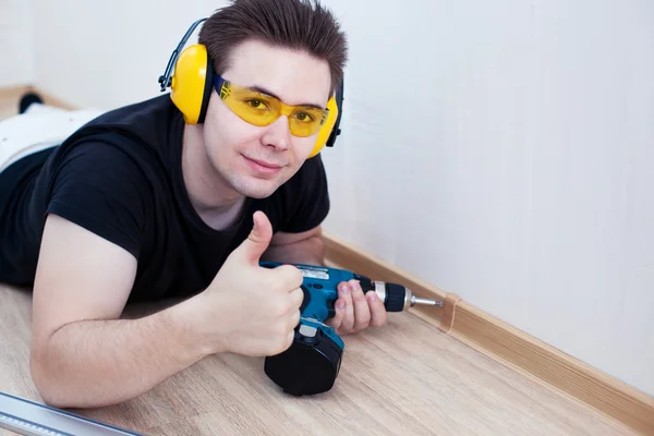 Man worker installing plinth — Stock Photo, Image