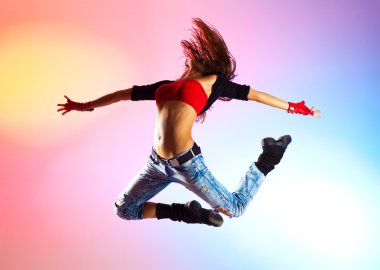 genç kadın dansçı atlama