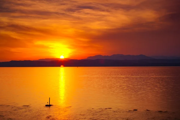 Garda-tó feletti naplementében — Stock Fotó