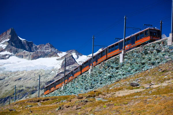 Zug in den Alpen — Stockfoto