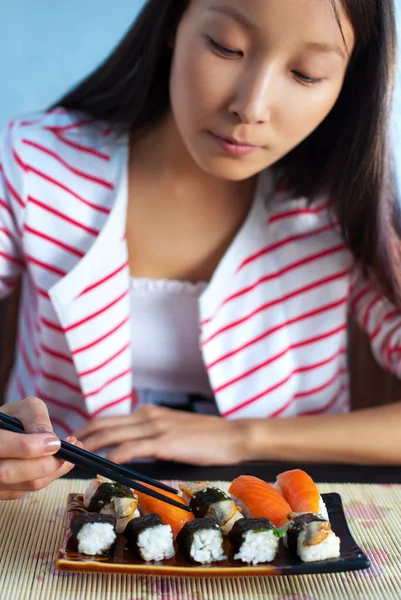 Comer Sushi — Foto de Stock