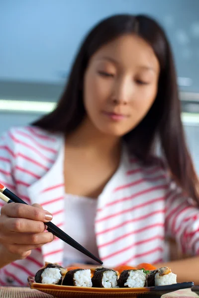 Joven asiático mujer comer sushi — Foto de Stock