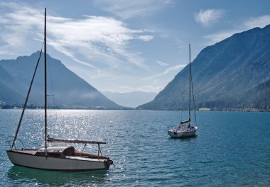 Göl kenarında yatlar