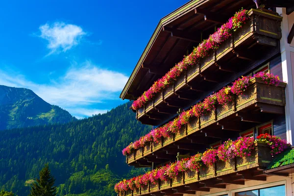 Alpen traditioneel huis — Stockfoto