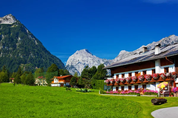 Alpen dorp — Stockfoto