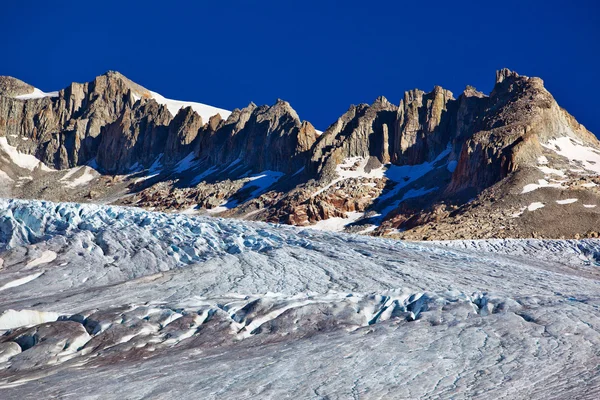 Montagne con ghiacciaio — Foto Stock