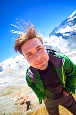 genç gülümseyen adam