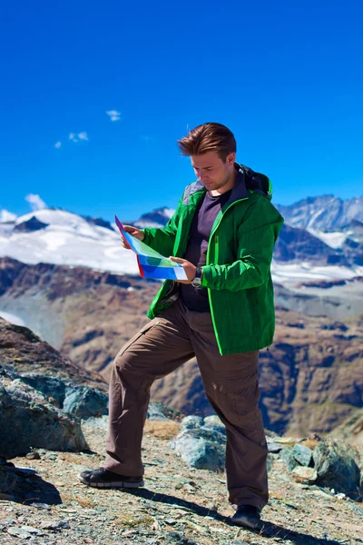 Turista con mappa — Foto Stock