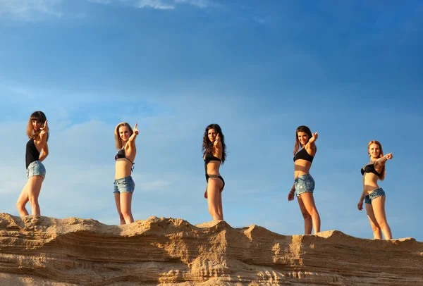 Cinco jovens mulheres — Fotografia de Stock