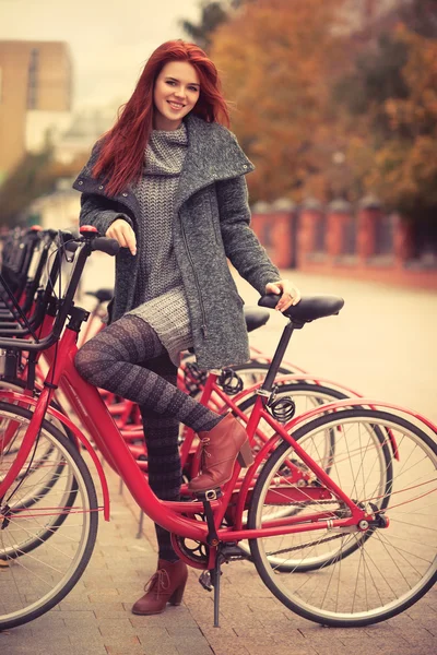 自行车的年轻女人 — 图库照片