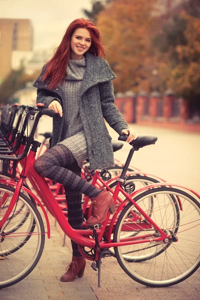 Jovem mulher com bicicleta — Fotografia de Stock