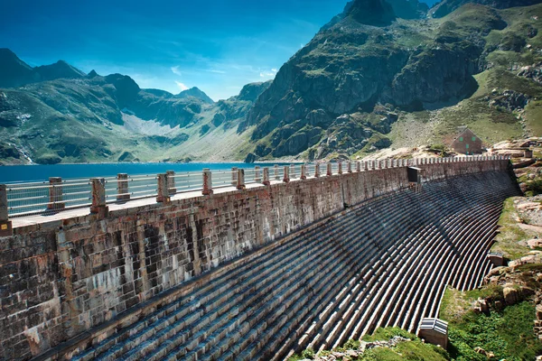 Dam på bergen topp — Stockfoto