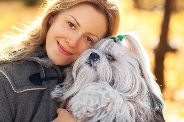 Femme avec chien — Photo