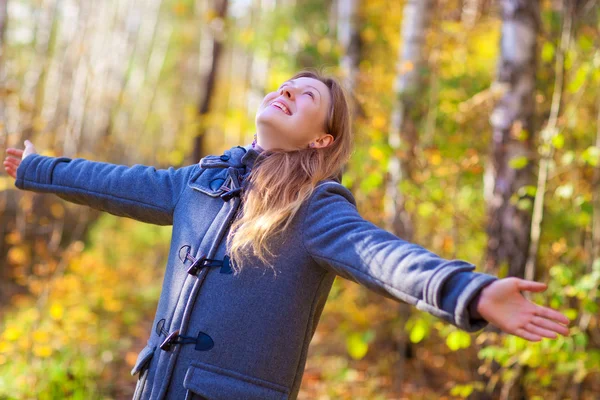 Jonge gelukkige vrouw — Stockfoto