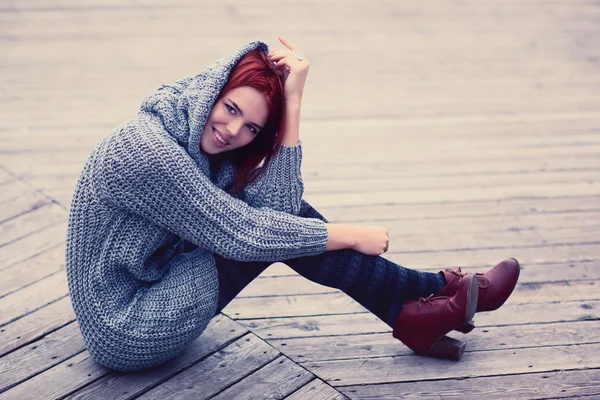 Woman sitting outdoors — Stock Photo, Image