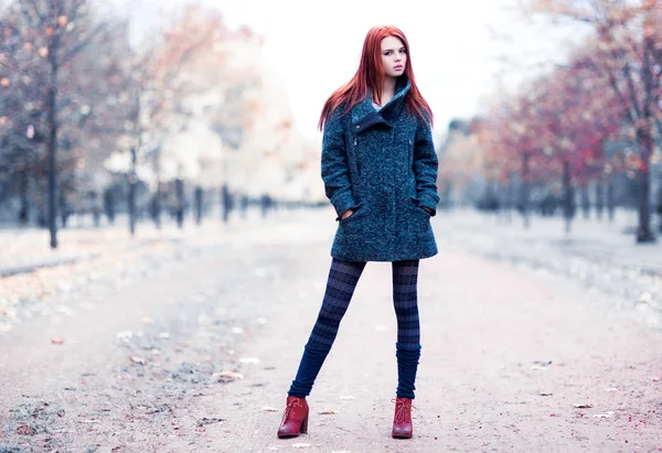 Young woman in park — Stock Photo, Image