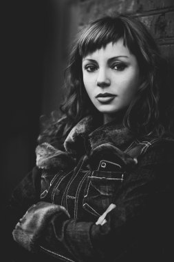 Dışarıdaki genç kadın portresi.