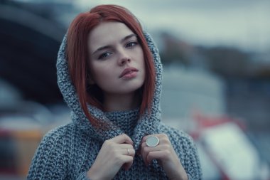 Dışarıdaki genç kadın portresi.