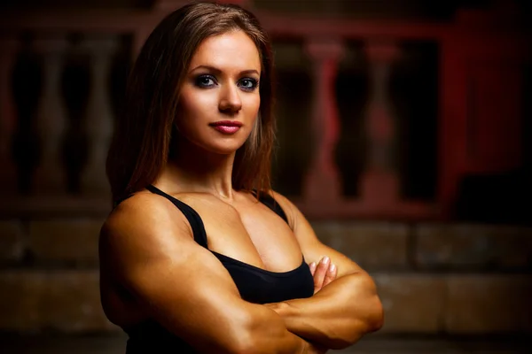 Giovane donna bodybuilder — Foto Stock