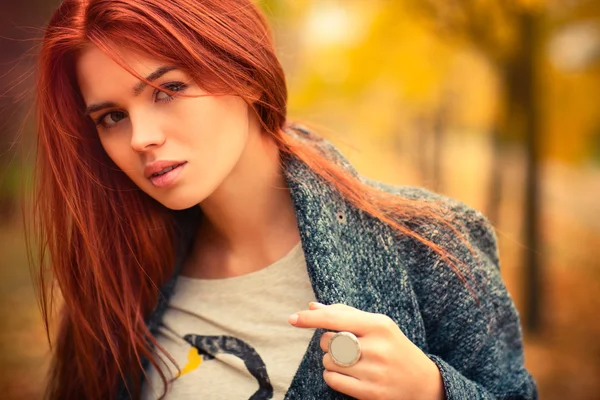 Mujer joven al aire libre retrato — Foto de Stock